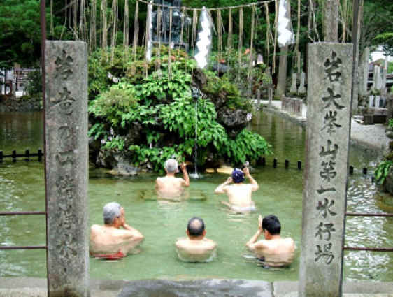 写真：龍泉寺での水行のようす